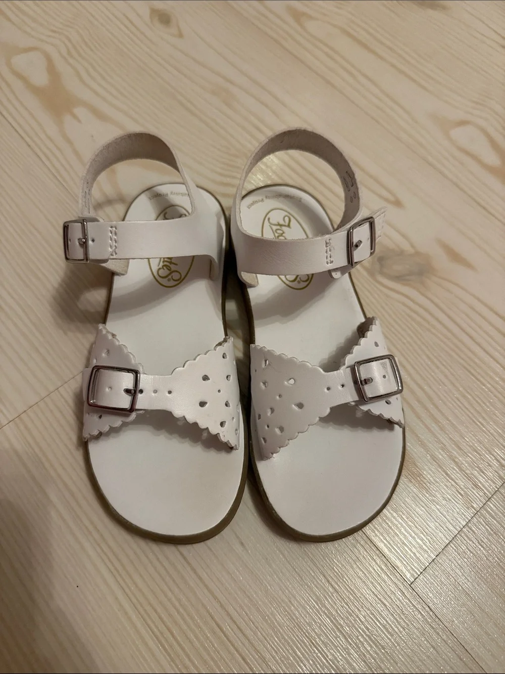 FootMates Girls White Scalloped Buckle Sandals